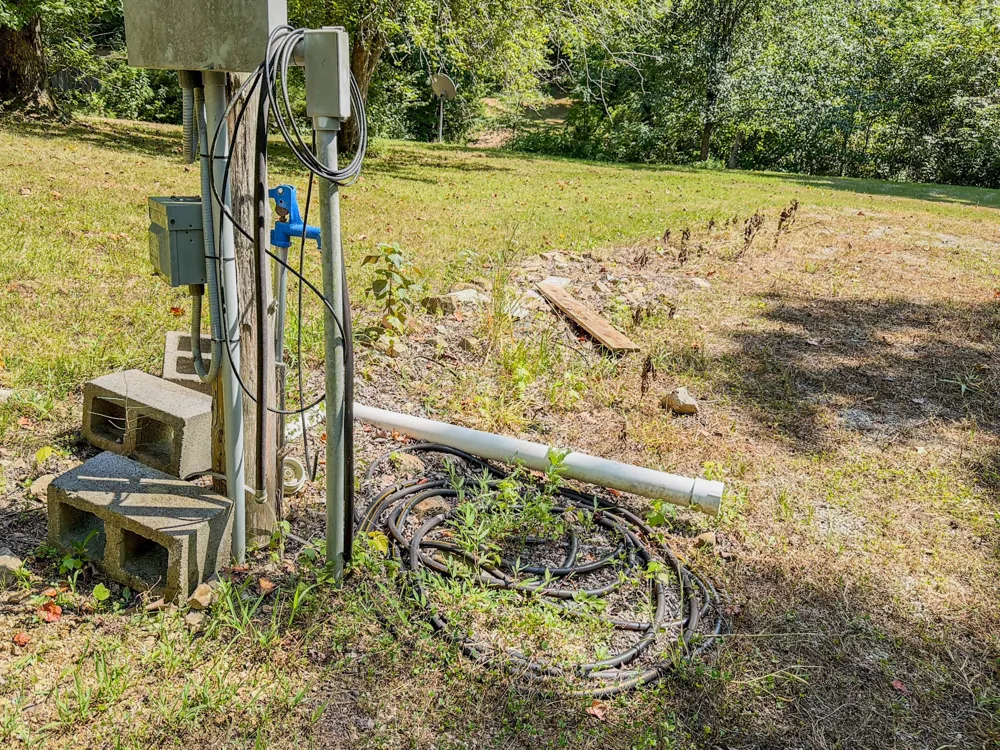 2195 Whiteoak Rd E Clifton, TN 38425