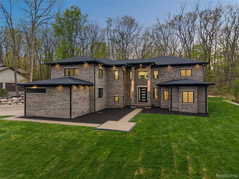 6675 College Park Drive Springfield Charter Township, MI 48346