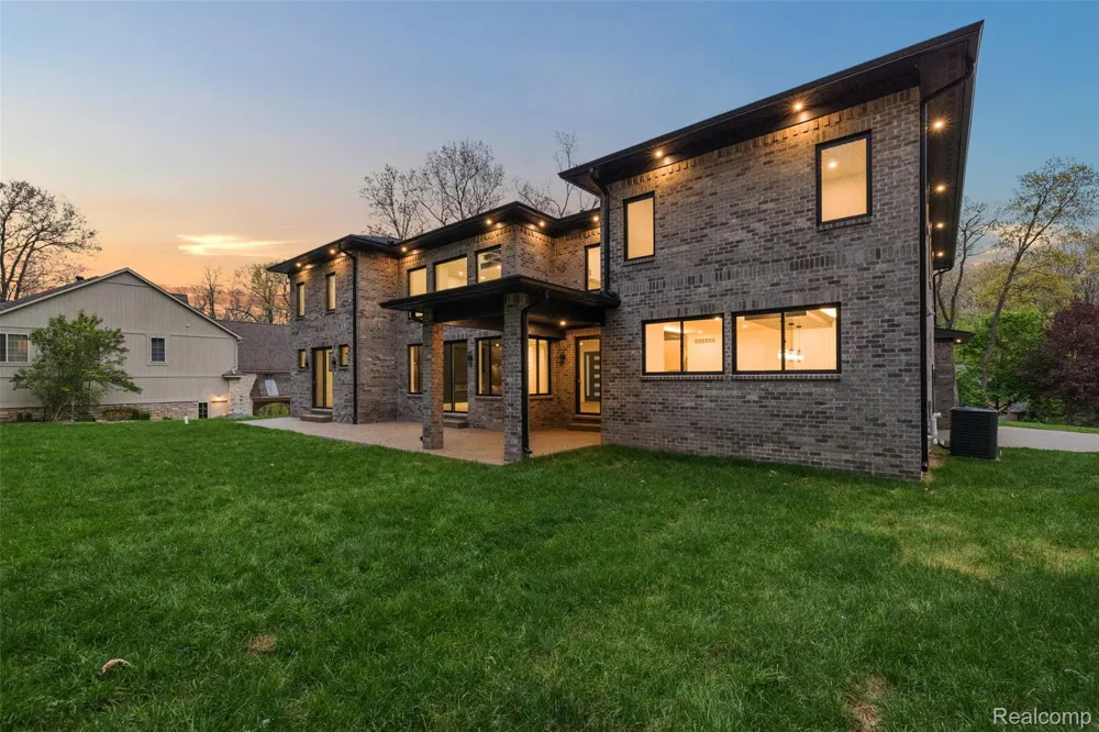 6675 College Park Drive Springfield Charter Township, MI 48346