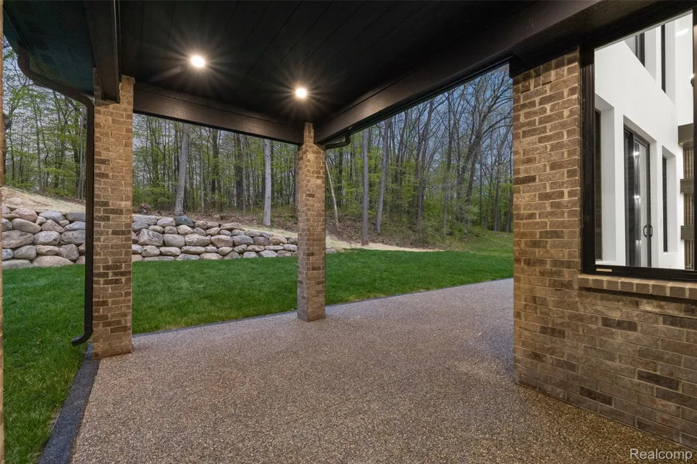6675 College Park Drive Springfield Charter Township, MI 48346