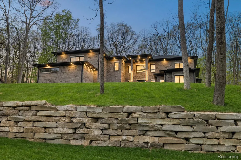 6675 College Park Drive Springfield Charter Township, MI 48346