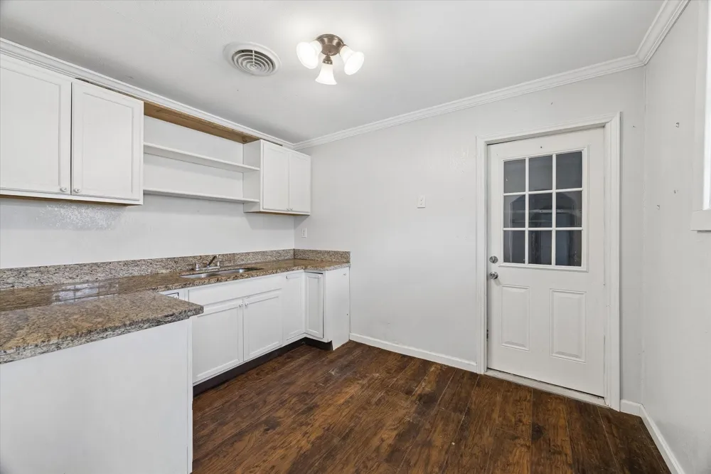 421 Dwire Dr La Porte, TX 77571