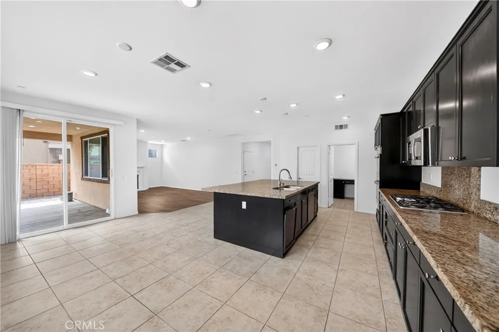 7989 Licorice Fontana, CA 92336