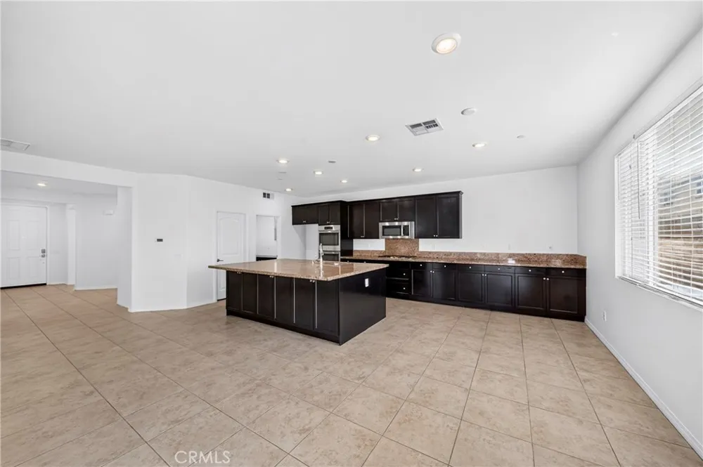 7989 Licorice Fontana, CA 92336