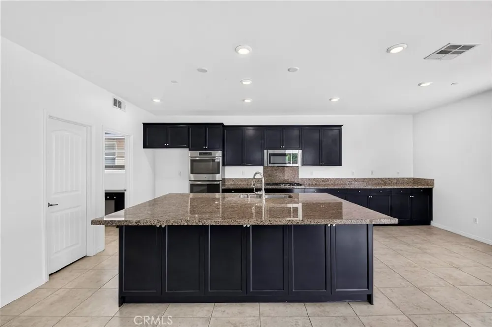 7989 Licorice Fontana, CA 92336