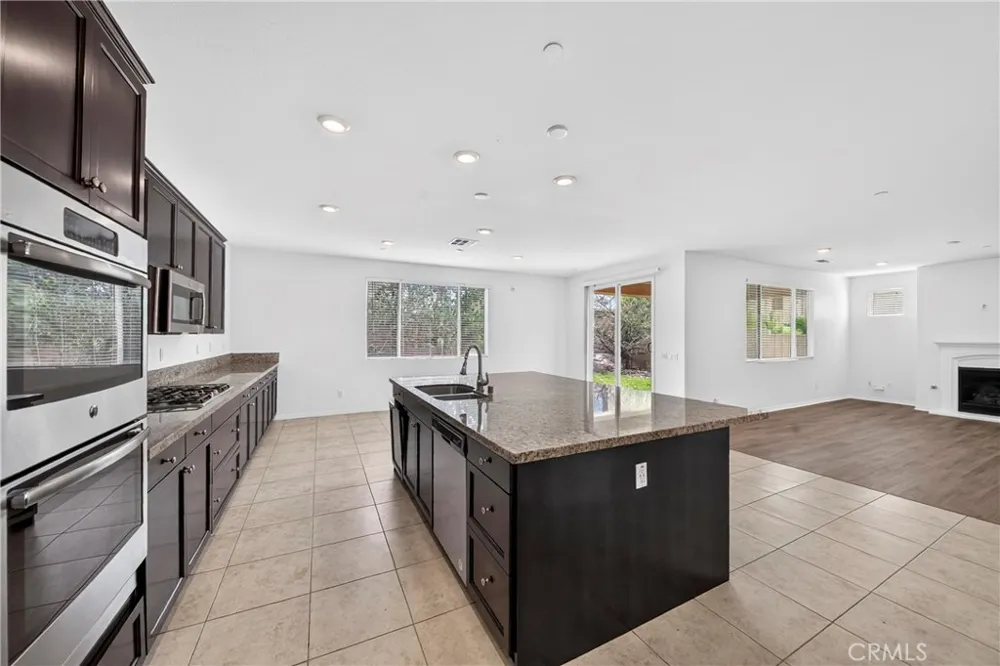 7989 Licorice Fontana, CA 92336