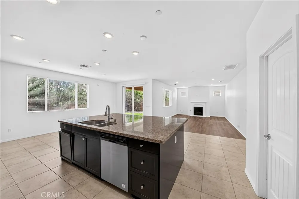 7989 Licorice Fontana, CA 92336