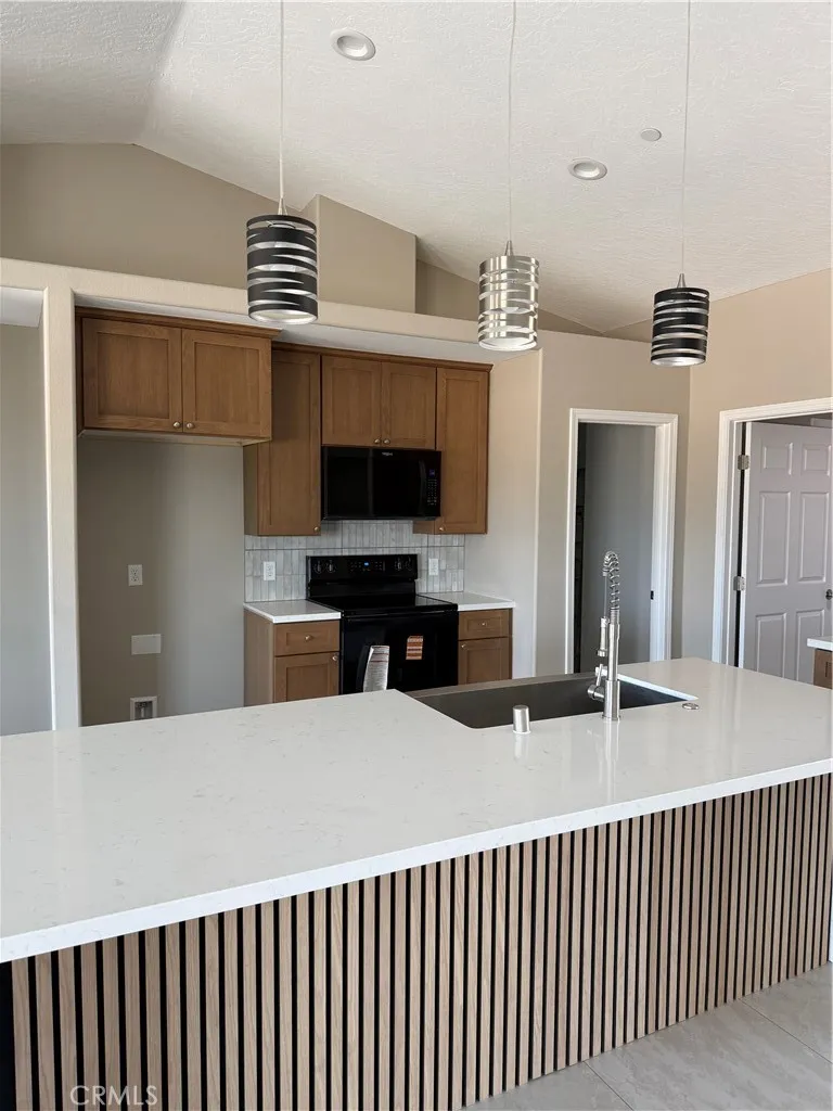 10955 E AVENUE Hesperia, CA 92345