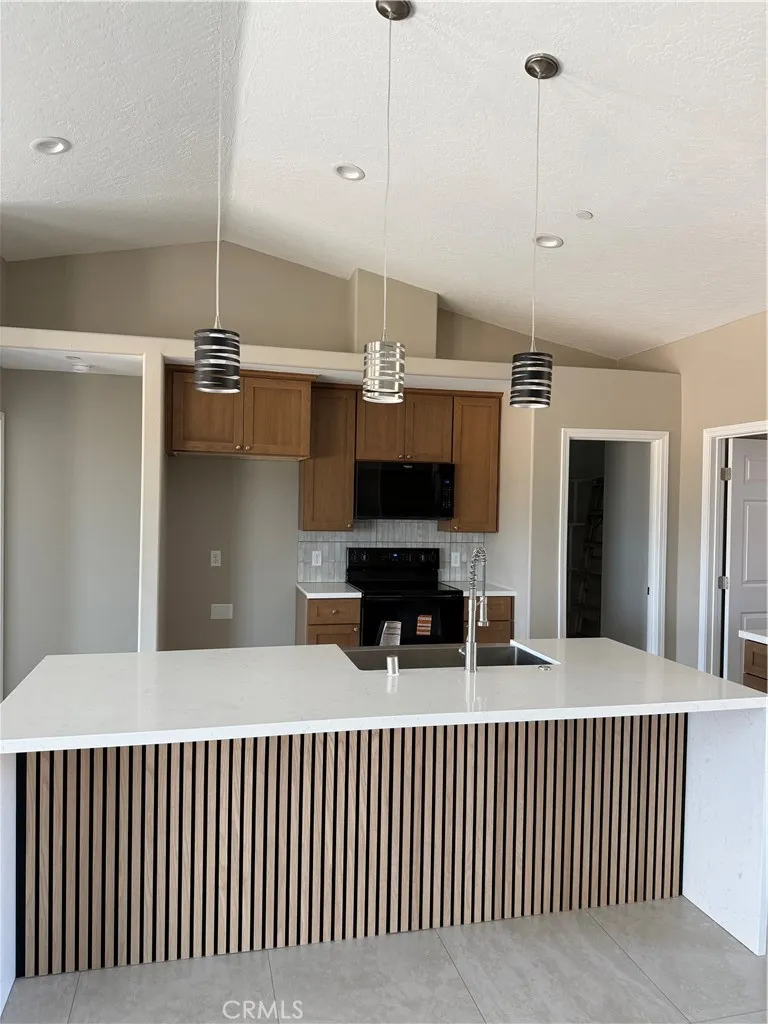 10955 E AVENUE Hesperia, CA 92345