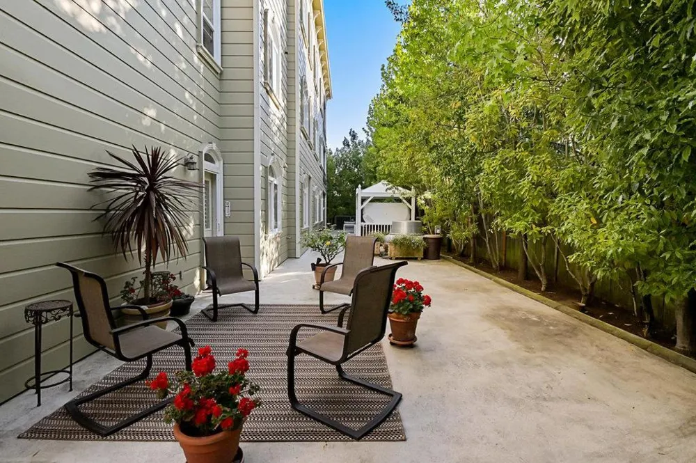 1520 Floribunda Avenue #101 Burlingame, CA 94010