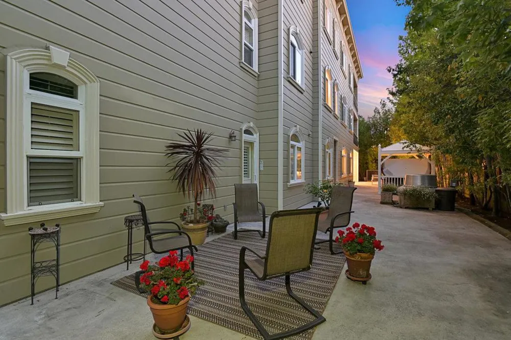 1520 Floribunda Avenue #101 Burlingame, CA 94010