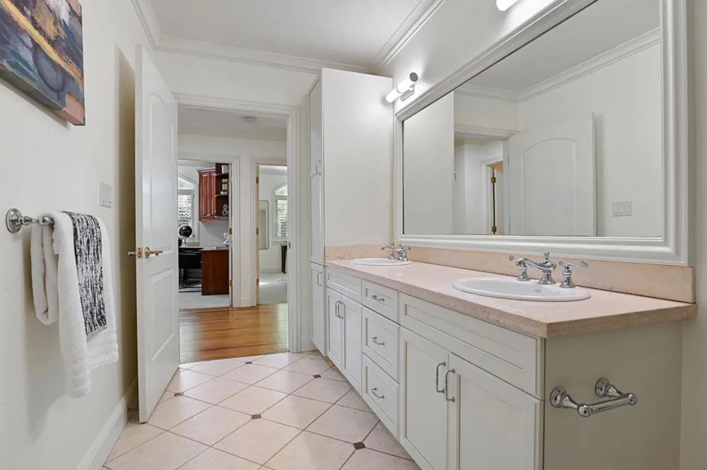 1520 Floribunda Avenue #101 Burlingame, CA 94010