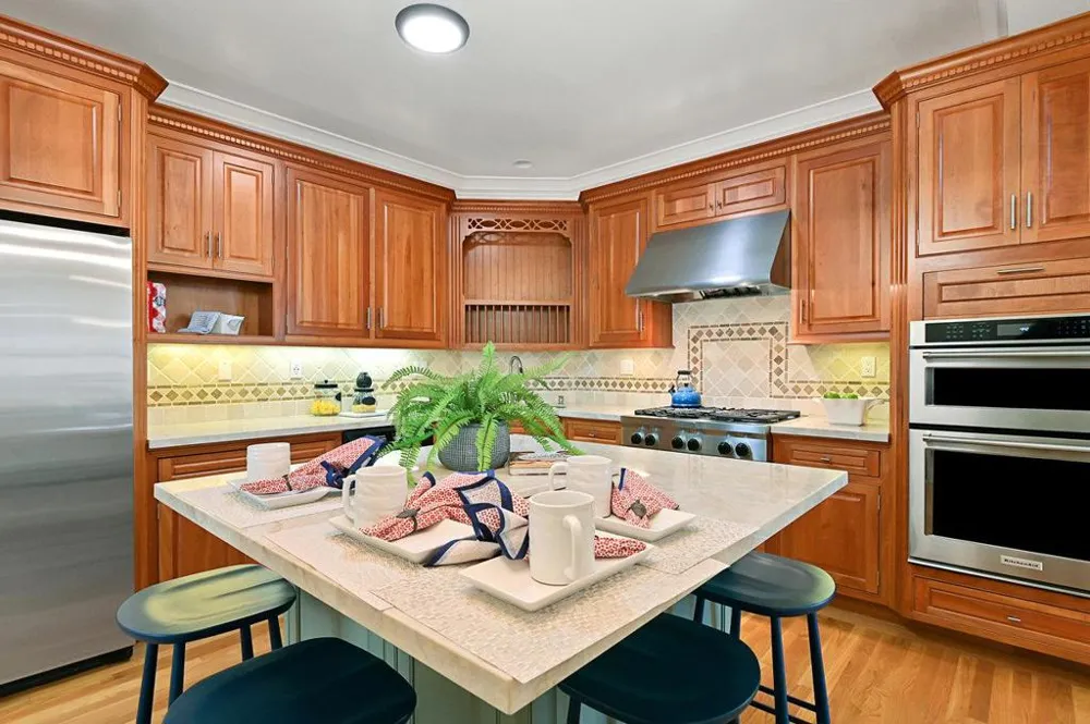 1520 Floribunda Avenue #101 Burlingame, CA 94010