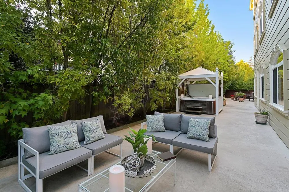 1520 Floribunda Avenue #101 Burlingame, CA 94010