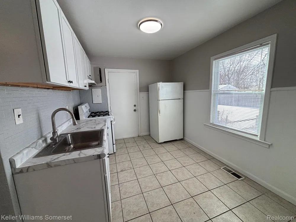 11340 Fisher Avenue Warren City, MI 48089
