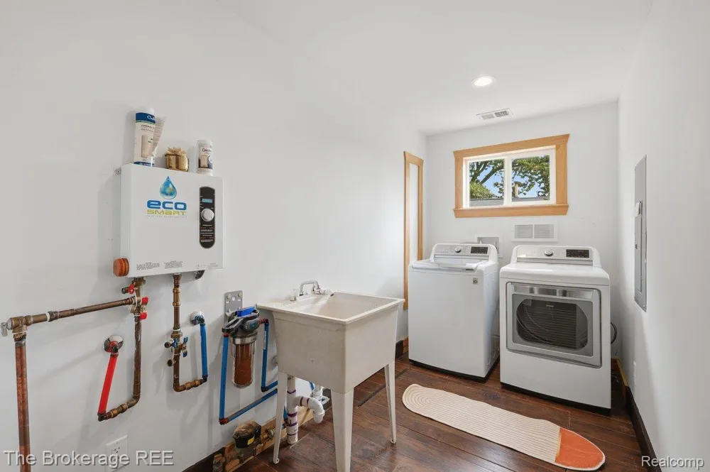 1233 Carman Burton City, MI 48529