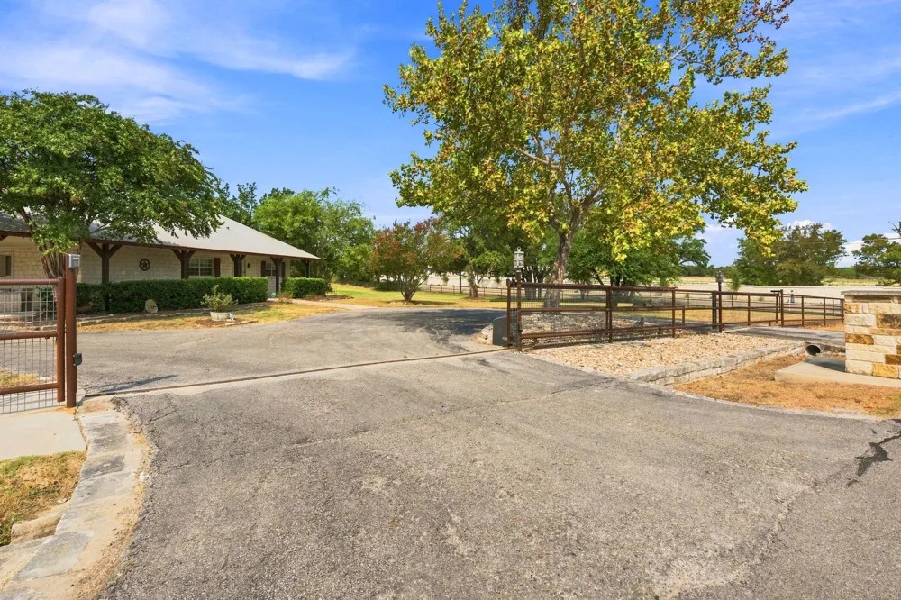 102 Valley View Drive E Leander, TX 78641