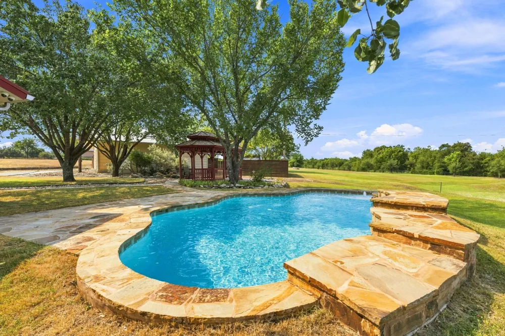 102 Valley View Drive E Leander, TX 78641