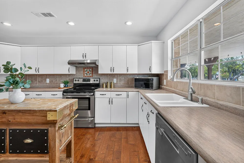102 Valley View Drive E Leander, TX 78641