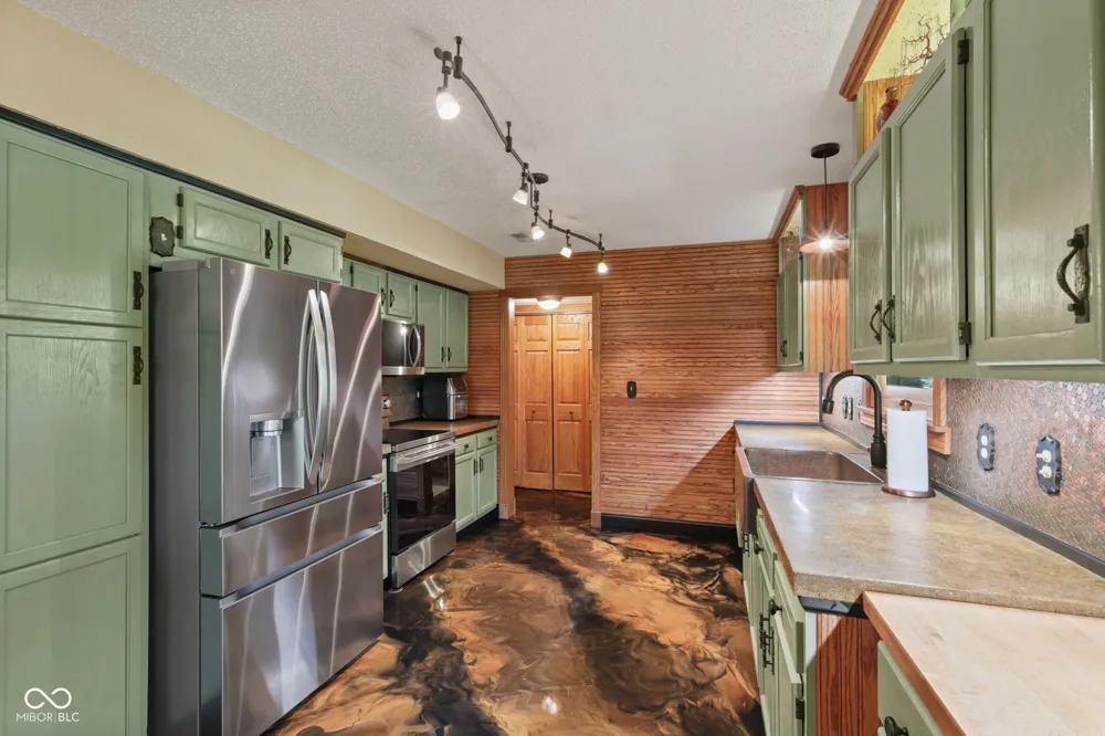 715 Shoreline Court Franklin, IN 46131