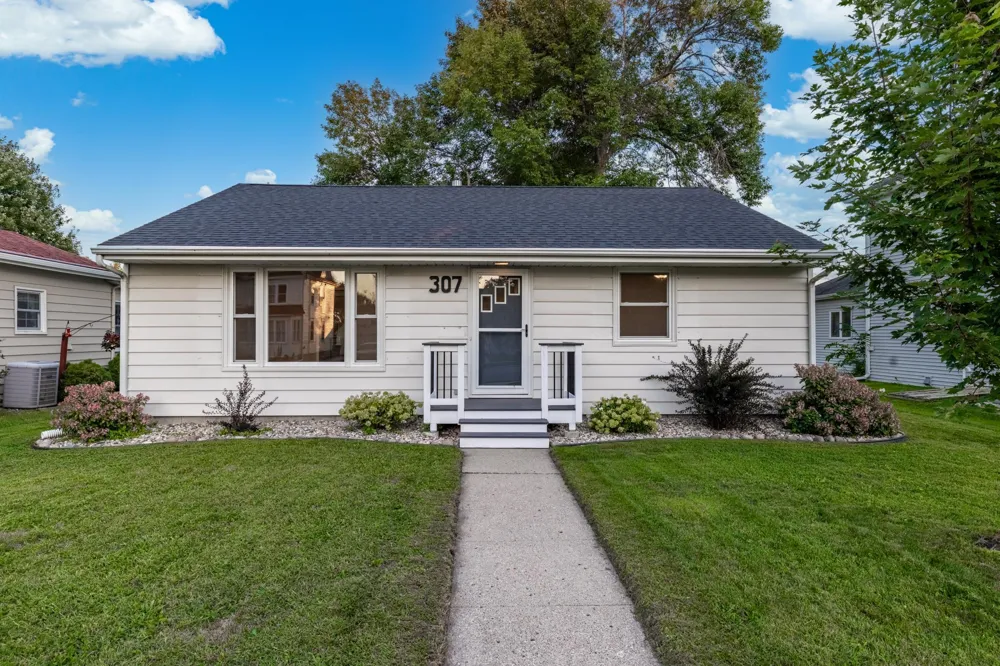 307 S 4th Street Le Sueur, MN 56058
