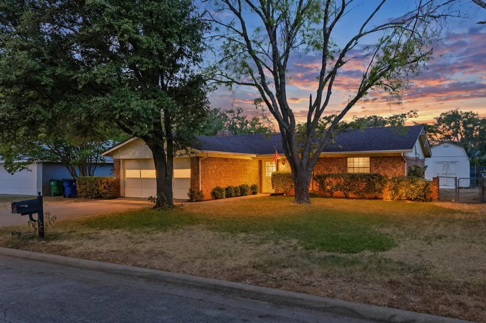 102 Alamo Street Waxahachie, TX 75165