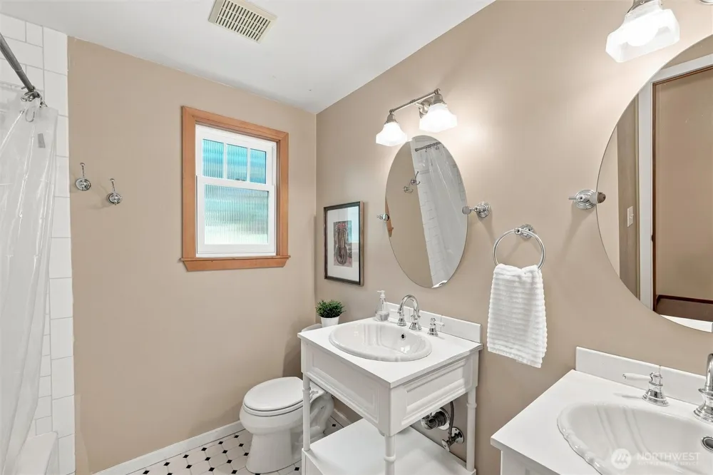 2615 93rd Place NE Clyde Hill, WA 98004