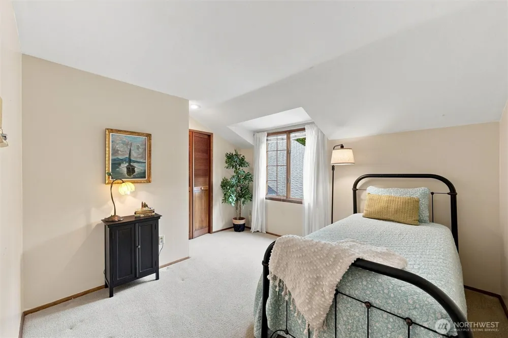 2615 93rd Place NE Clyde Hill, WA 98004