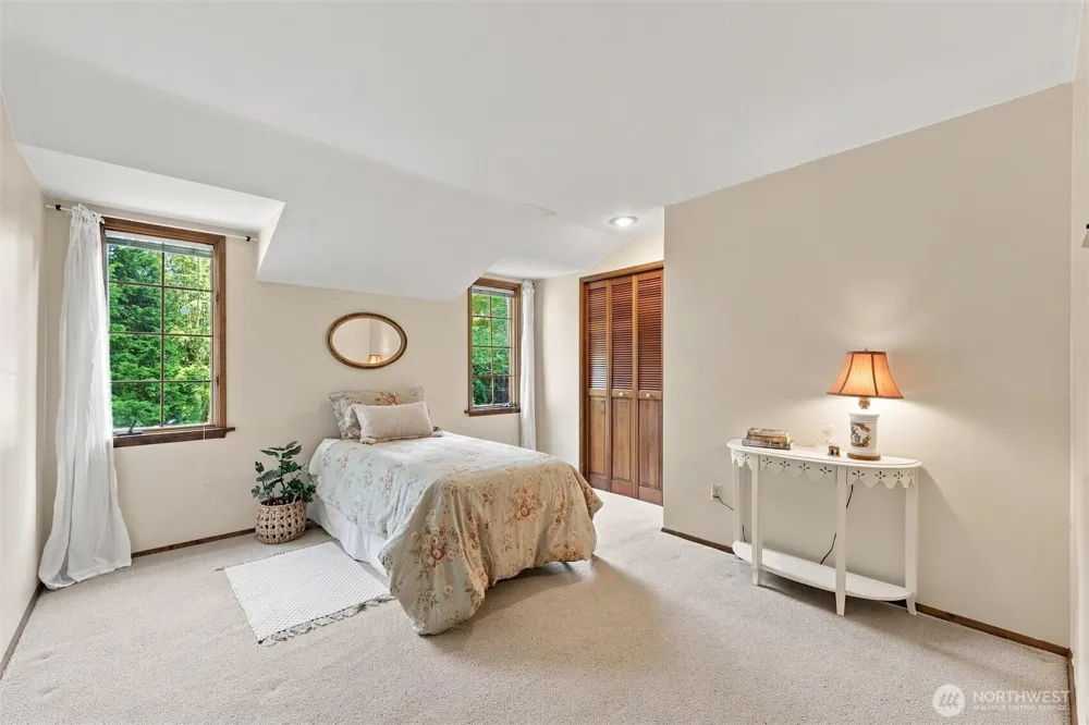 2615 93rd Place NE Clyde Hill, WA 98004