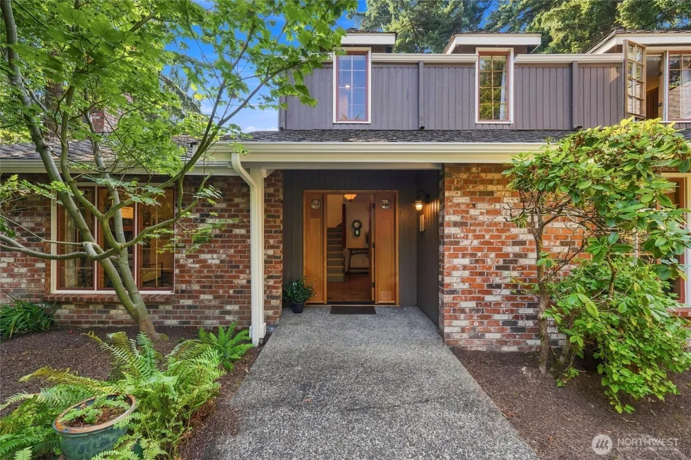 2615 93rd Place NE Clyde Hill, WA 98004