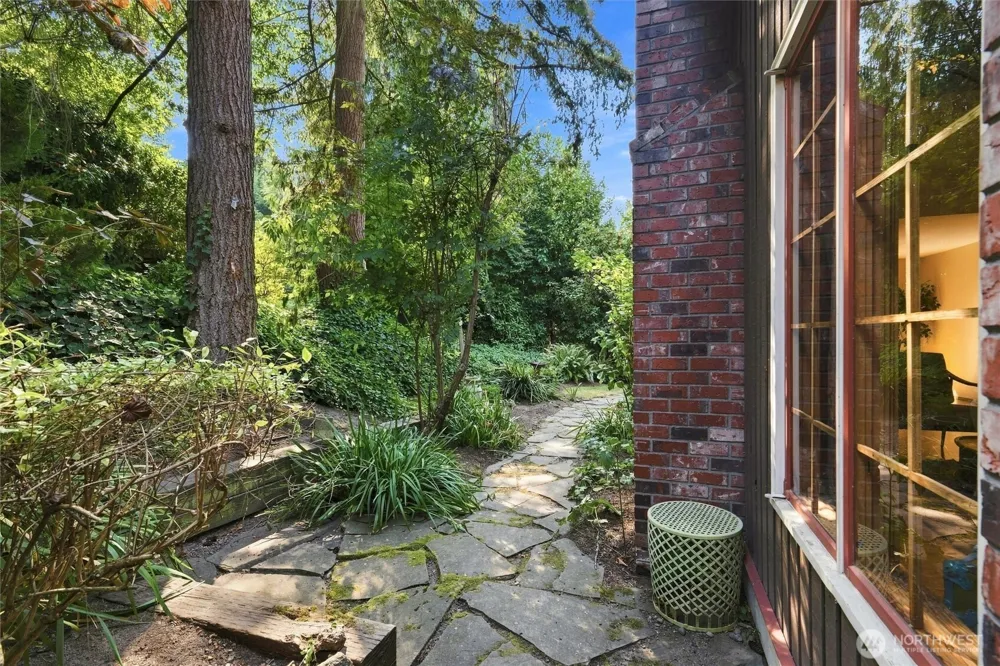 2615 93rd Place NE Clyde Hill, WA 98004