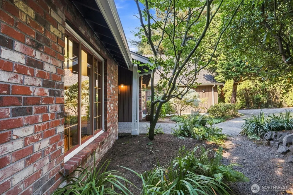 2615 93rd Place NE Clyde Hill, WA 98004