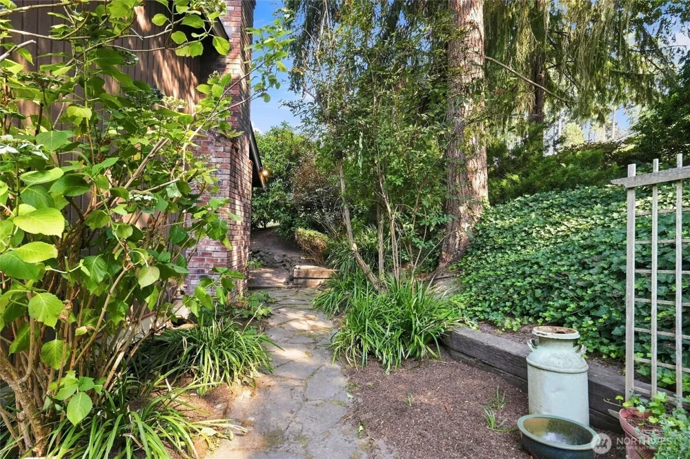 2615 93rd Place NE Clyde Hill, WA 98004