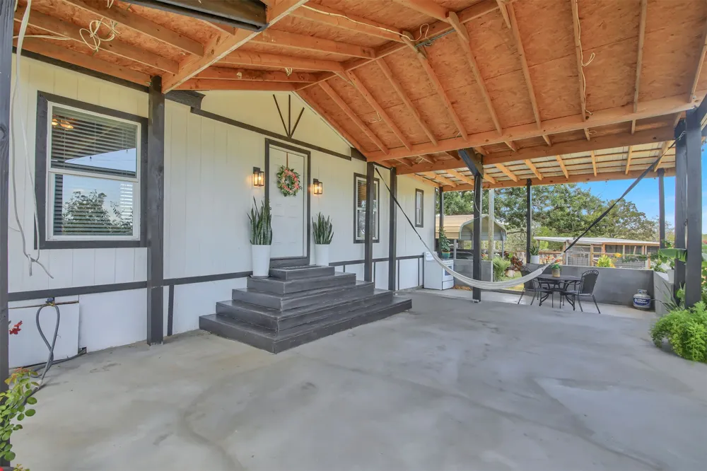 599 Rocky Lane Luling, TX 78648