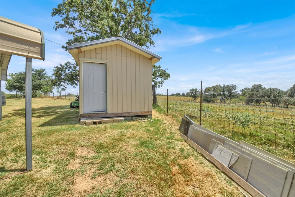 599 Rocky Lane Luling, TX 78648