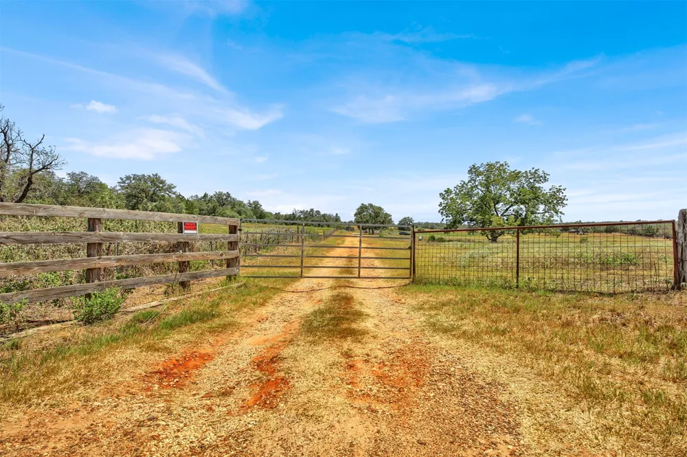 599 Rocky Lane Luling, TX 78648