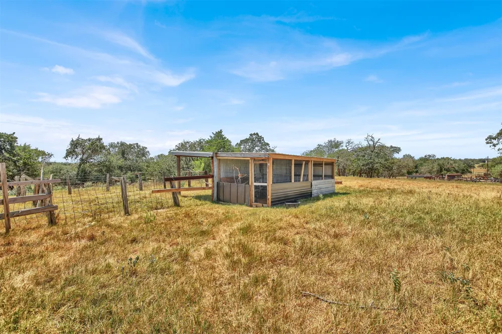 599 Rocky Lane Luling, TX 78648