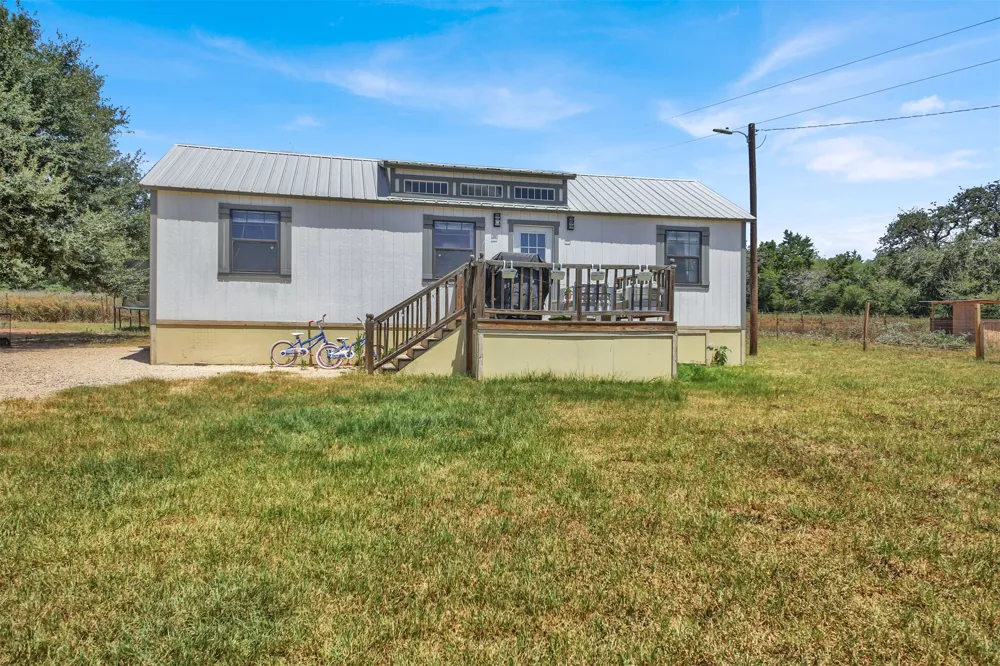 599 Rocky Lane Luling, TX 78648