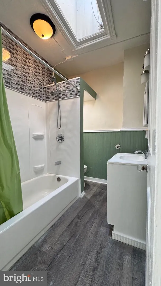 527 HOBART Philadelphia, PA 19131