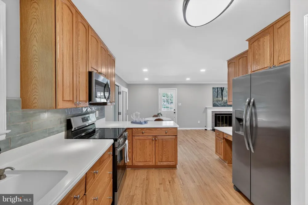 6710 SYDENSTRICKER ROAD Springfield, VA 22152