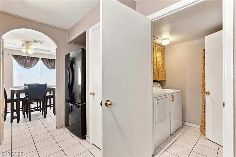 8208 Hydra Lane Las Vegas, NV 89128