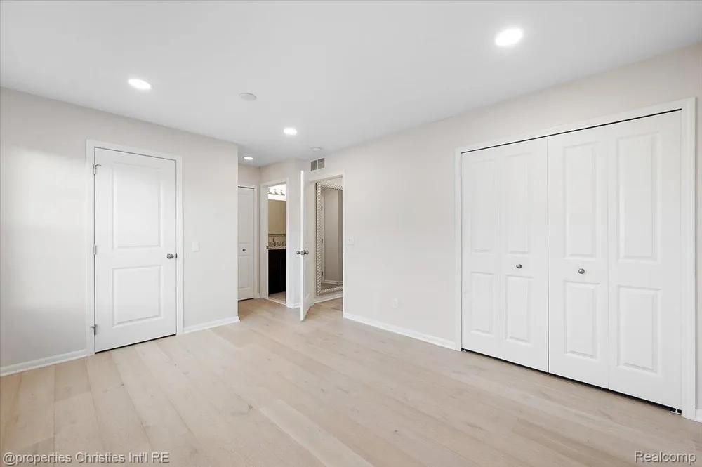4953 Treeside Lane Troy City, MI 48098