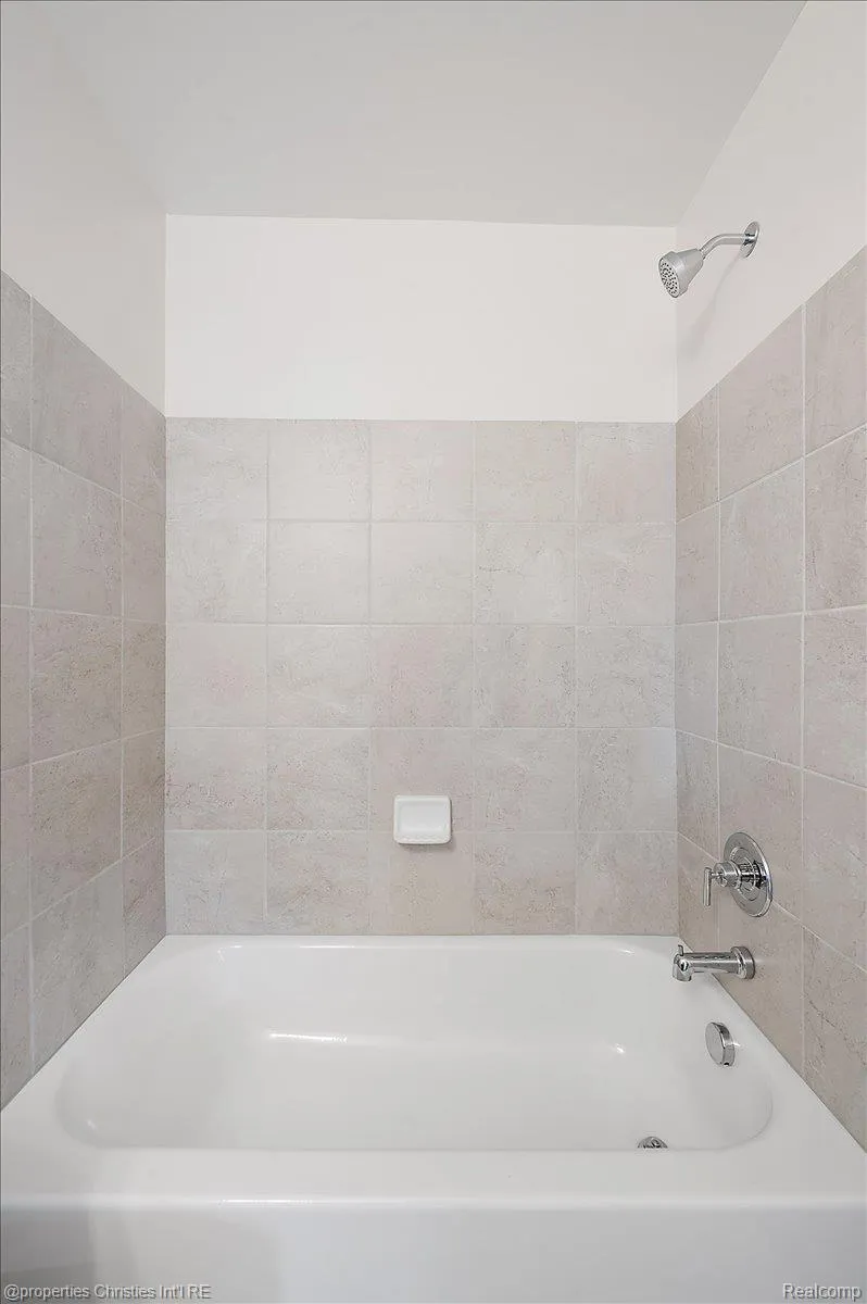 4953 Treeside Lane Troy City, MI 48098
