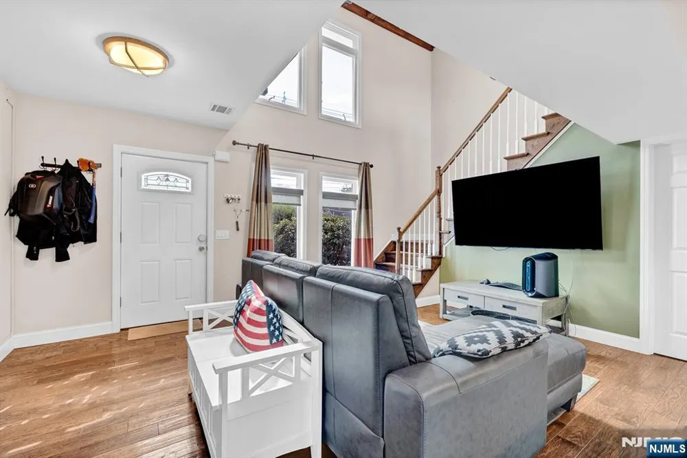 376 Riverside Avenue Rutherford, NJ 07070