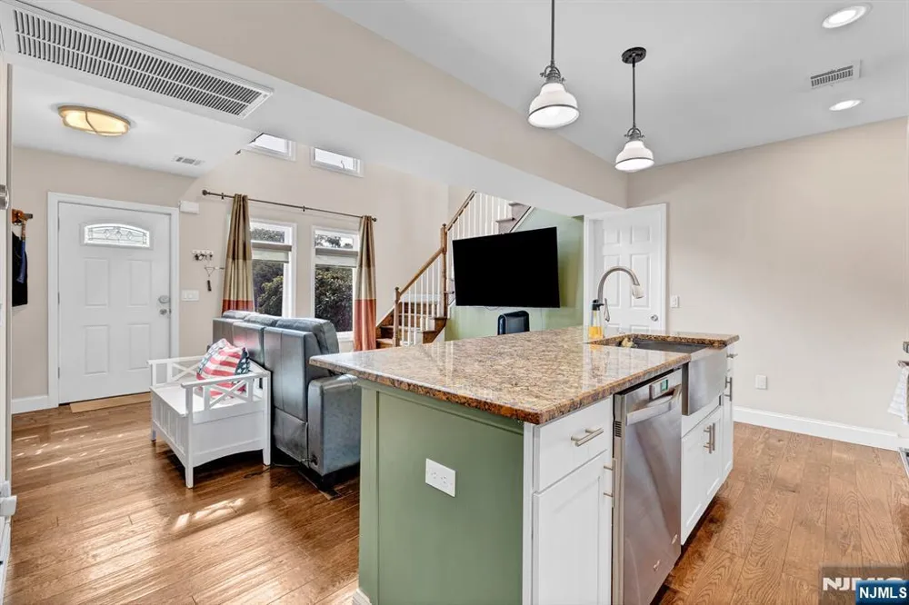 376 Riverside Avenue Rutherford, NJ 07070