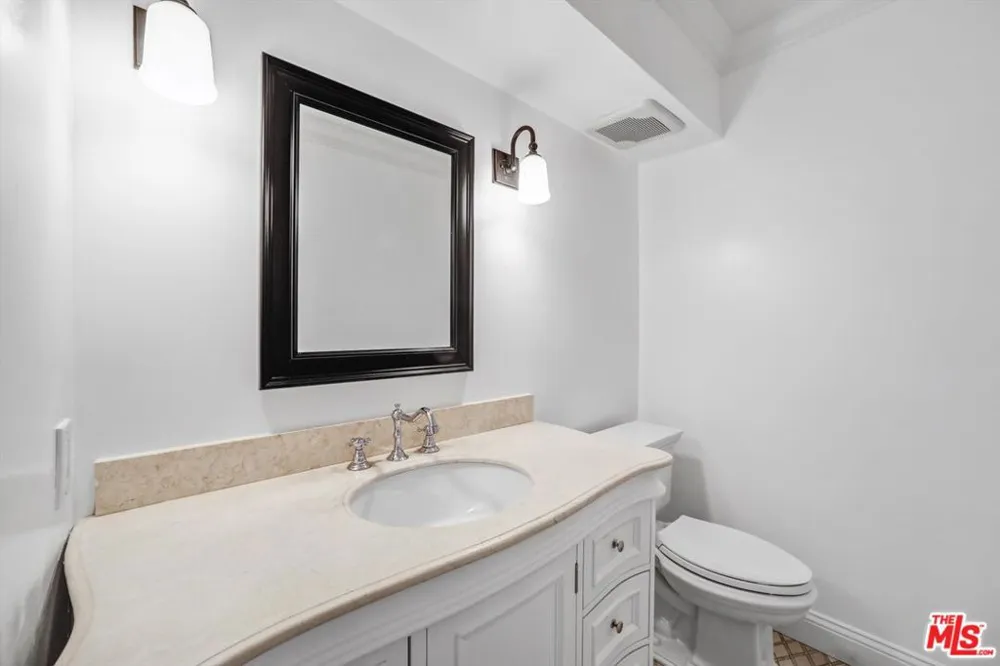 7560 Hollywood Boulevard #303 Los Angeles, CA 90046