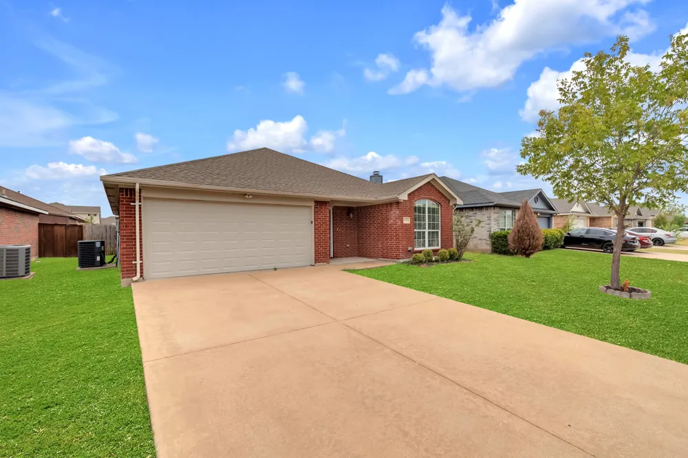 1039 Caliente Drive Grand Prairie, TX 75051