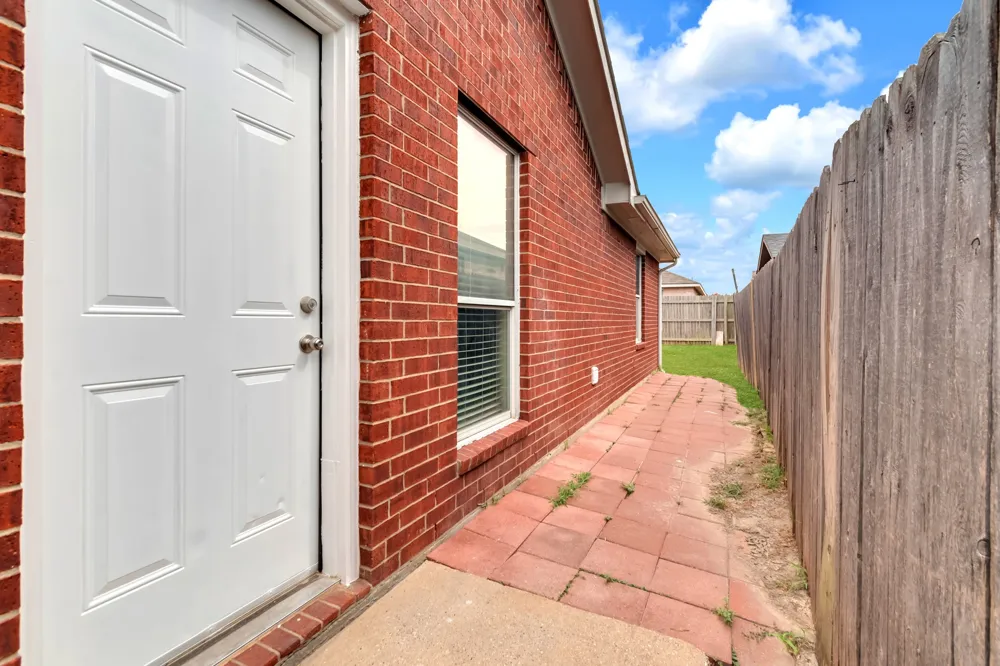 1039 Caliente Drive Grand Prairie, TX 75051