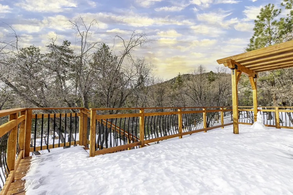 1198 Bruin Trail Fawnskin, CA 92333