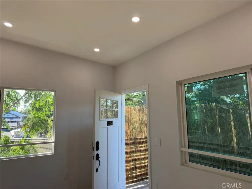7035 RHEA Reseda, CA 91335